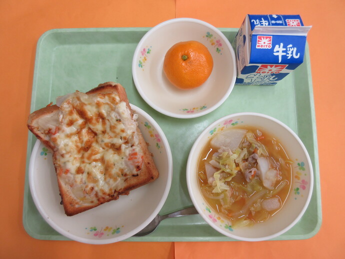 12月116日の給食 じゃがにんチーズパン レンズ豆のスープ みかん 牛乳