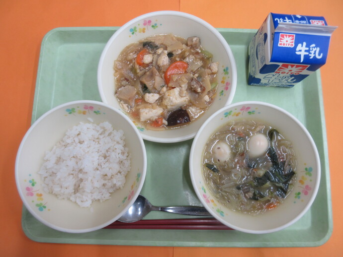 12月18日の給食 ご飯 春雨スープ 四川豆腐 牛乳