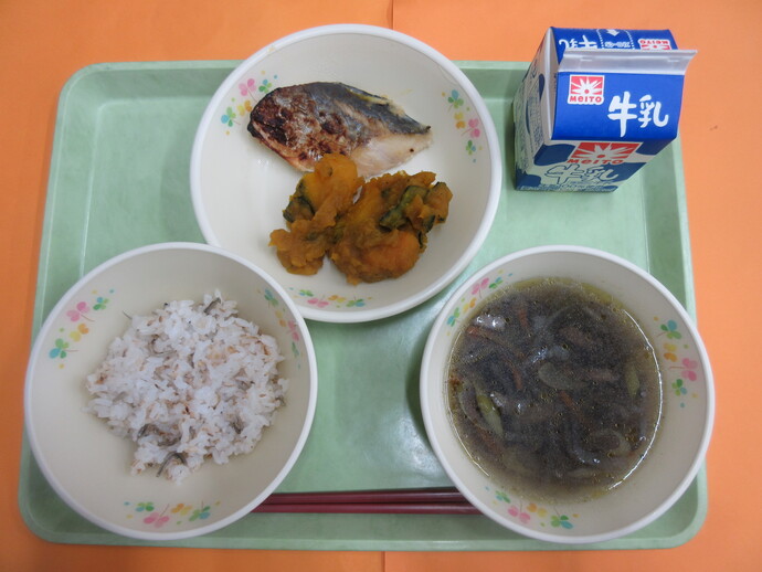 12月22日の給食　じゃこご飯 沢煮わん 鰆のゆずみそ焼き かぼちゃの甘煮 牛乳