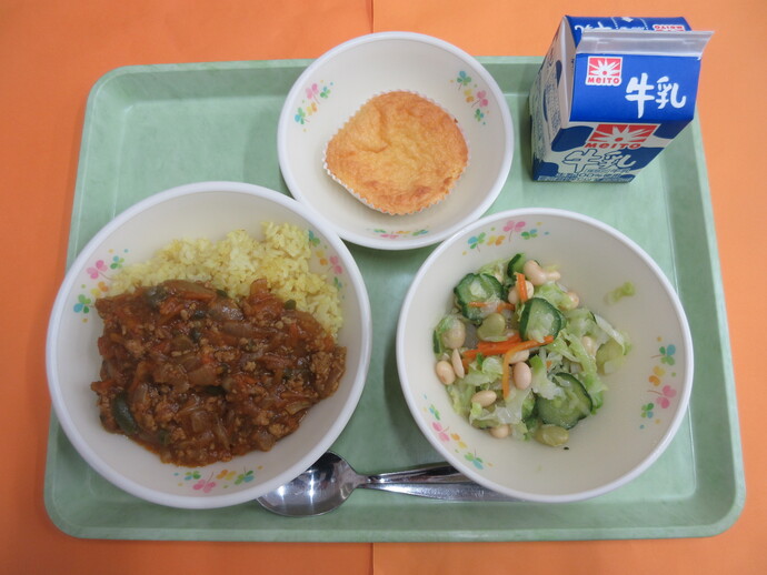 12月23日の給食 ドライカレー ビーンズサラダ ベイクドチーズケーキ 牛乳