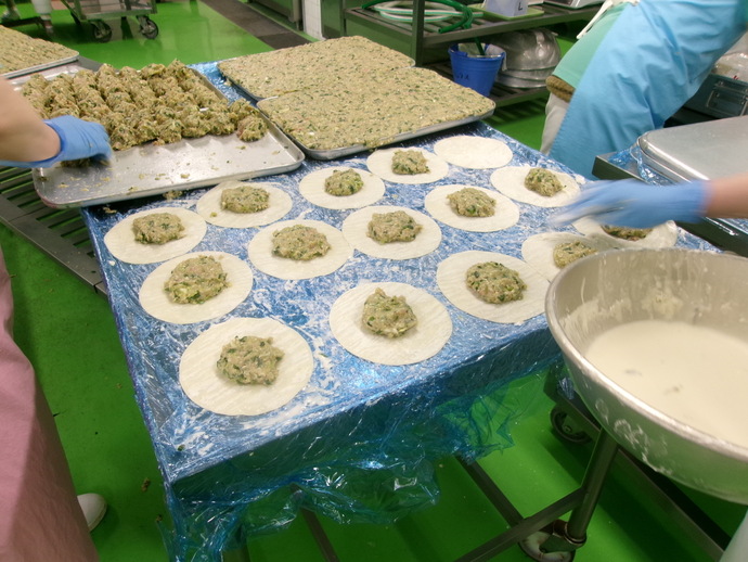 ジャンボ餃子を包む様子