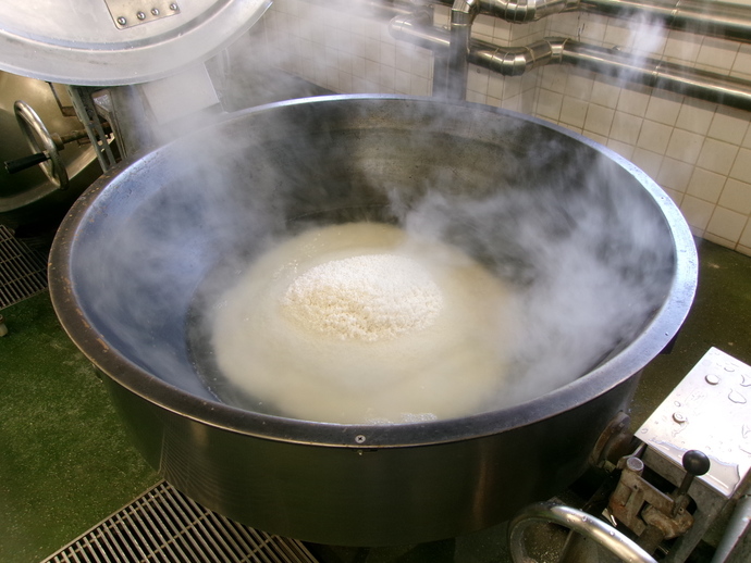 ガス回転釜で米を炊く様子。（炊ける前）