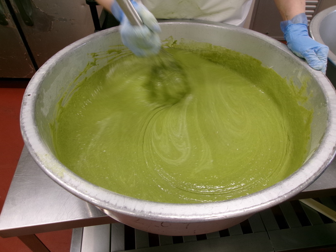 お茶ケーキの生地を混ぜている様子