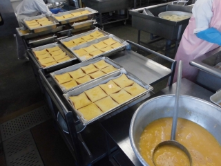 オレンジジュースを加えた卵液に食パンをひたします