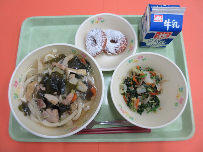 4月10日　さぬきうどん おかかあえ おからドーナッツ 牛乳