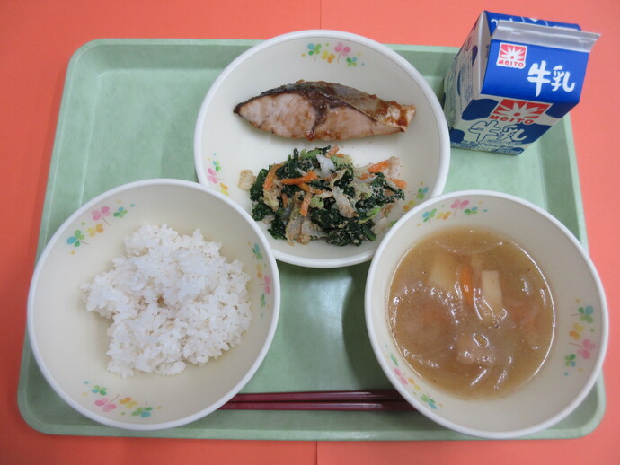 4月23日 ご飯 春野菜のみそ汁 ぶりの照り焼き ごまあえ 牛乳