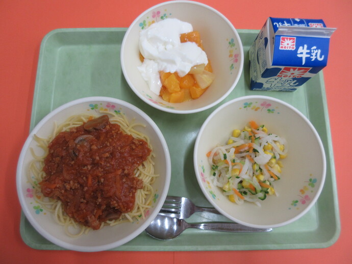 4月24日 スパゲティミートソース ダイコーンサラダ フルーツヨーグルトがけ 牛乳