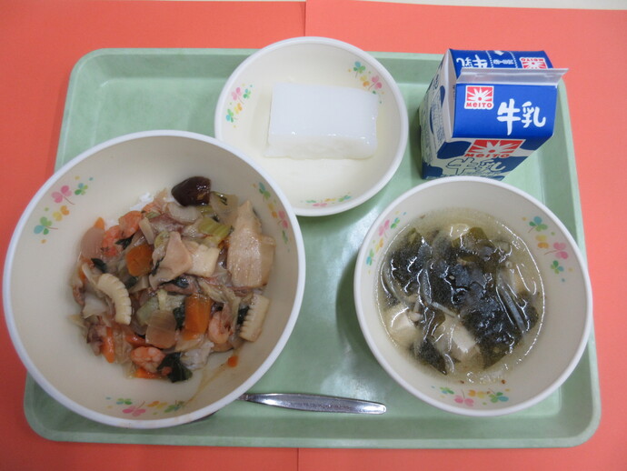 4月27日 中華丼 わかめスープ サワーかん 牛乳
