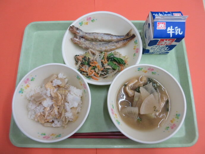 たけのこご飯 ししゃもの香味揚げ 茹野菜ごまだれかけ 牛乳