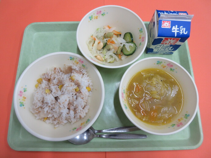 4月30日 ツナピラフ 野菜とベーコンのスープ ビーンズサラダ 牛乳