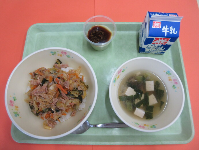 5月1日 豚キムチ丼 チンゲン菜のスープ 抹茶ゼリー黒みつかけ 牛乳