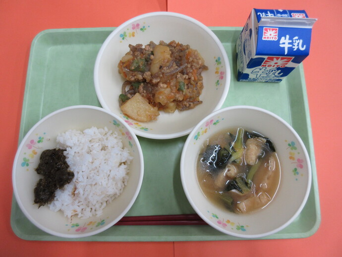 5月7日 ごはん のりの佃煮 味噌汁 じゃがいものそぼろ煮 牛乳
