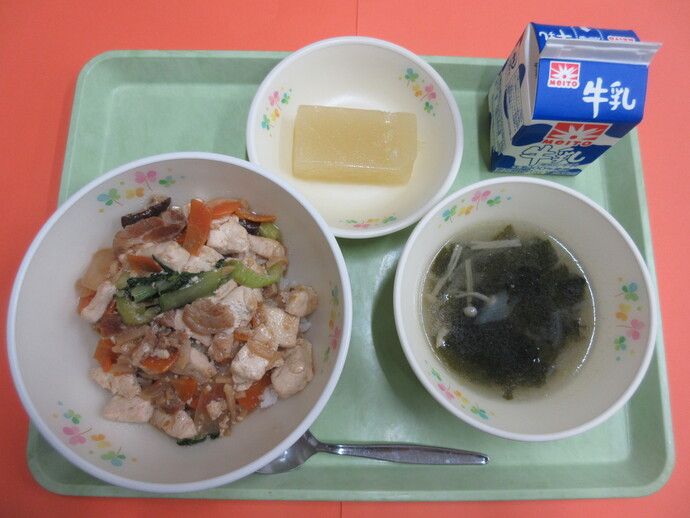 5月8日 四川豆腐丼 わかめスープ パインかん 牛乳