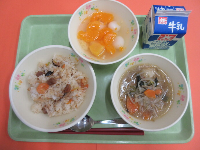 5月11日 中華おこわ ワンタンスープ 白玉入りフルーツパンチ 牛乳
