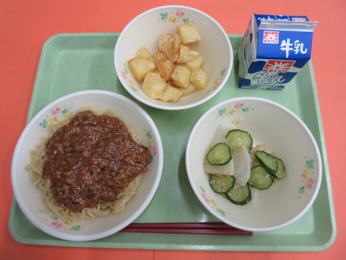 5月13日 ジャージャー麺 新じゃが揚げ 華風漬け 牛乳