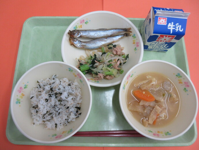 5月14日 わかめご飯 呉汁 焼きししゃも 野菜とツナのあえもの 牛乳