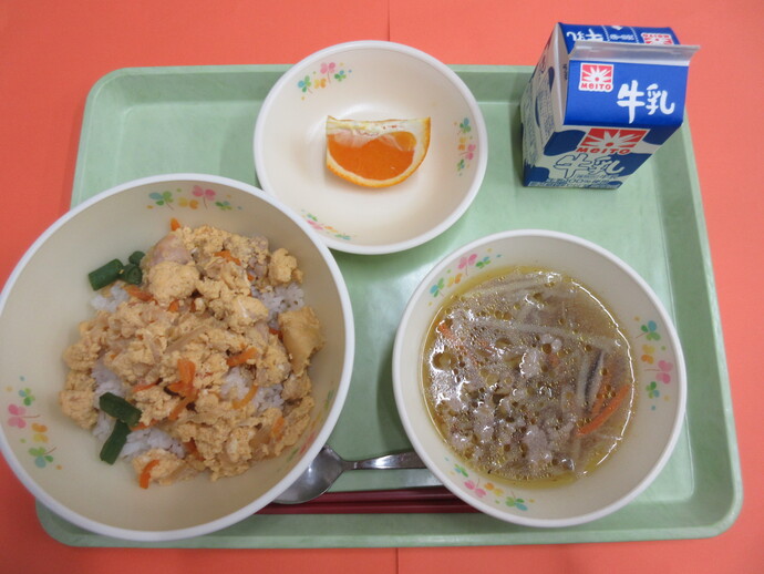 5月15日 親子丼 沢煮わん 清見オレンジ 牛乳