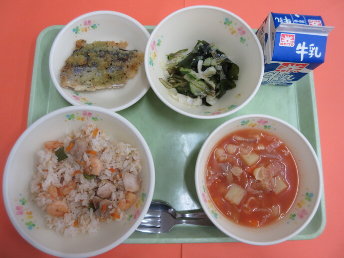 5月20日 えびピラフ ミネストローネ 鰆のパン粉焼き 海藻サラダ 牛乳