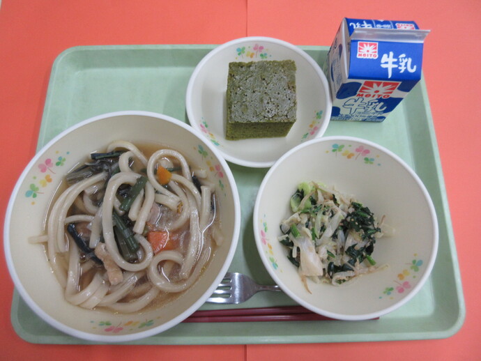 5月22日 山菜うどん 茹野菜ごまだれかけ 明日葉入り抹茶ケーキ 牛乳