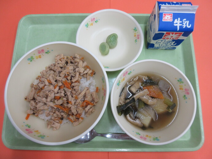 5月25日 高野豆腐のそぼろ丼 田舎汁 茹そら豆 牛乳