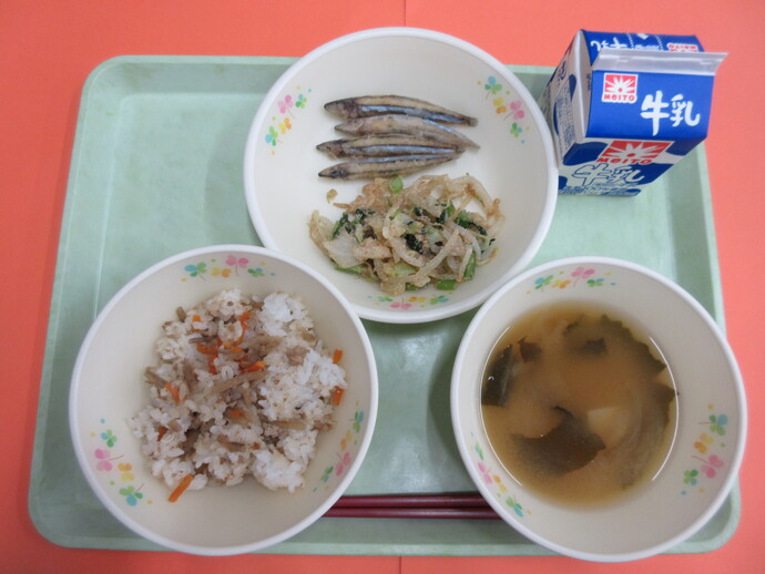 5月27日 新ごぼうご飯 味噌汁 きびなご揚げ ごまあえ 牛乳