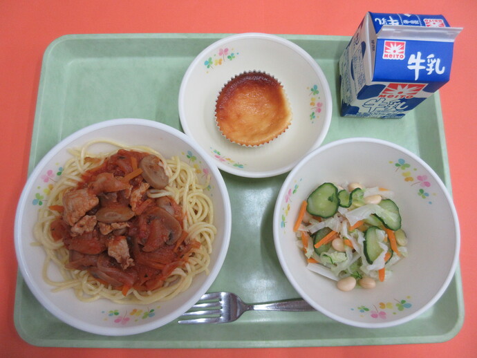 5月29日 スパゲティアラビアータ ビーンズサラダ オレンジチーズケーキ 牛乳