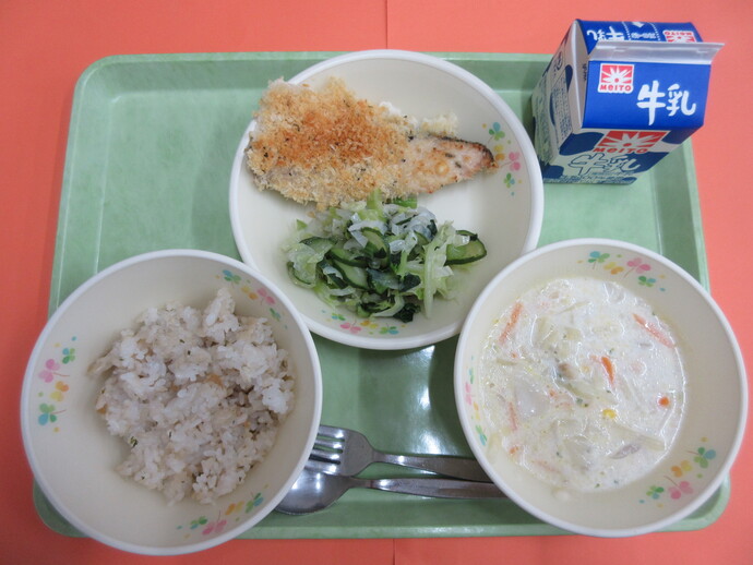 6月1日 ガーリックライス 豆のクリームスープ 鮭の香草パン粉焼き グリーンサラダ 牛乳