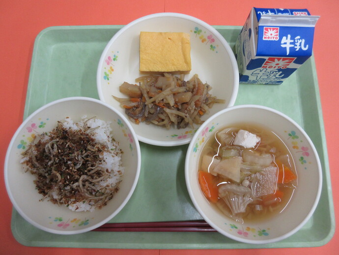6月2日 ご飯 手作りふりかけ 田舎汁 たまご焼き 五目豆 牛乳
