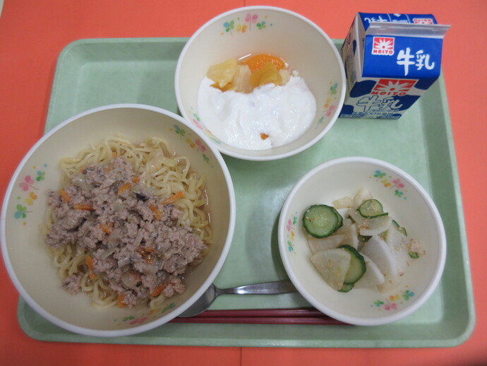 6月3日 担々麺 華風漬け フルーツヨーグルトがけ 牛乳