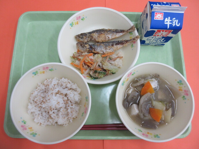 6月4日 ごまご飯 豚汁 豆あじの香味揚げ かみかみサラダ 牛乳