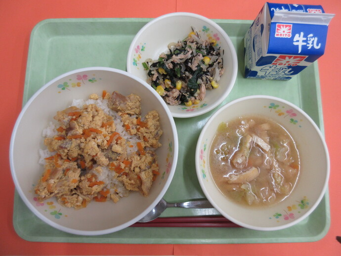 6月5日 豚肉のたまごとじ丼 味噌汁 ひじきサラダ 牛乳