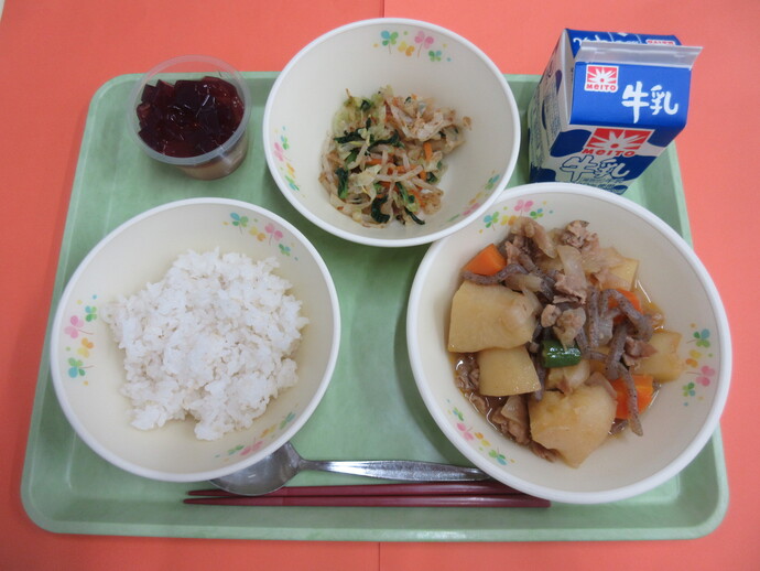 6月10日 ご飯 ピリから肉じゃが おひたし あじさいゼリー 牛乳