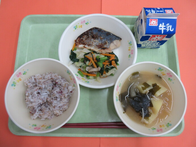 6月11日 梅じゃこご飯 味噌汁 さわらの西京焼き 青菜のあえもの 牛乳