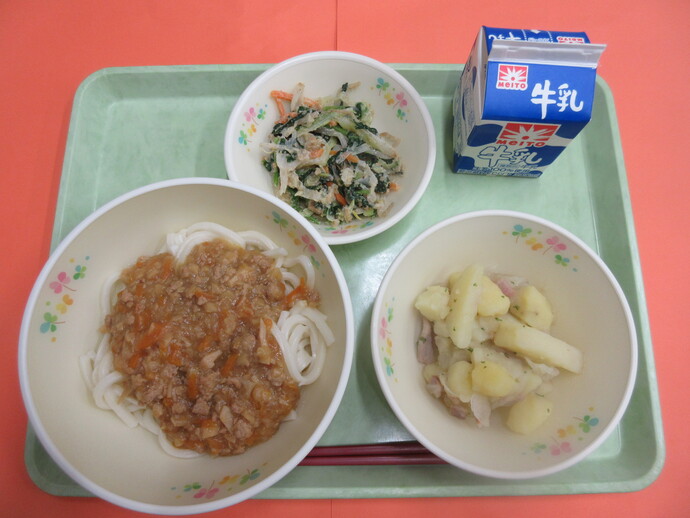 6月12日 肉味噌うどん 茹野菜ごまだれかけ ジャーマンポテト 牛乳