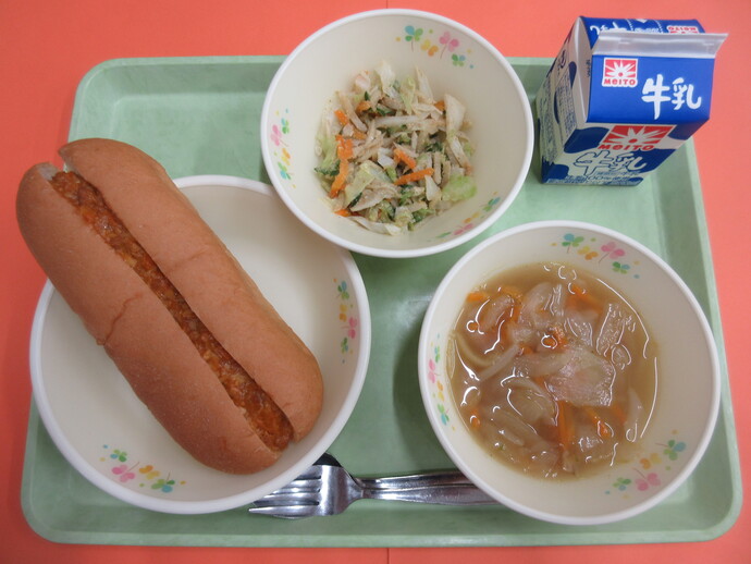 6月30日　チリビーンズドッグ　オニオンスープ　ごぼうサラダ　牛乳