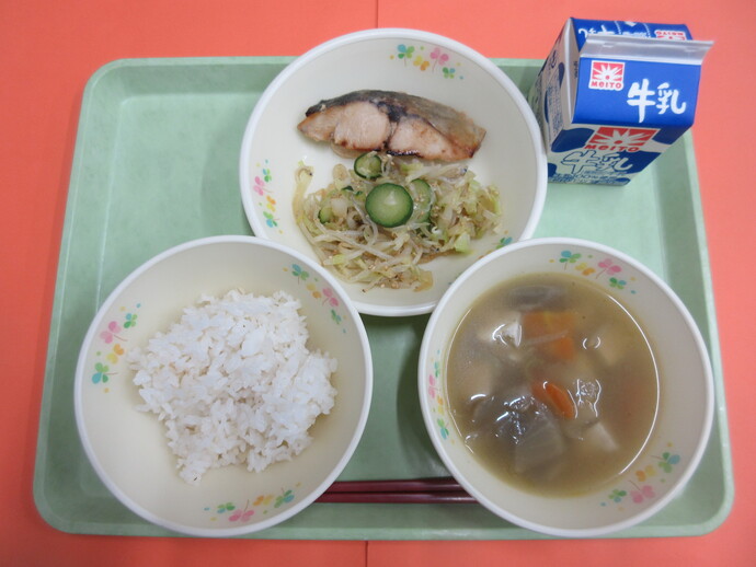 ごはん　けんちん汁　あじのごまみそ焼き　じゃこあえ　牛乳