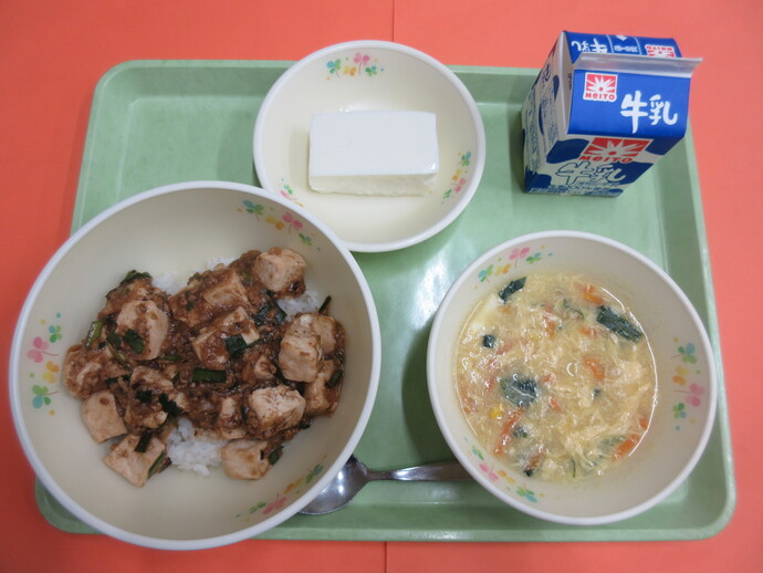 7月3日　マーボー丼 中華コーンスープ ヨーグルトかん 牛乳