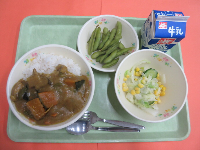 7月4日 夏野菜カレーライス コーンサラダ 枝豆 牛乳