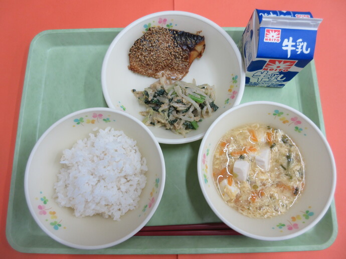 7月9日　ご飯 かきたま汁 さばの南部焼き 茹野菜のごまだれかけ 牛乳