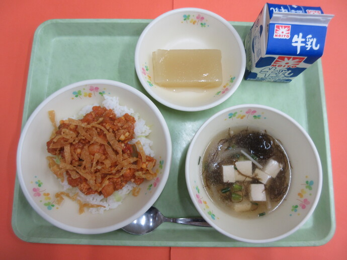7月10日　タコライス もずくスープ パインかん 牛乳