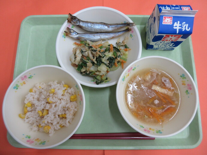 7月15日　とうもろこしご飯 冬瓜汁 焼きししゃも ごまあえ 牛乳