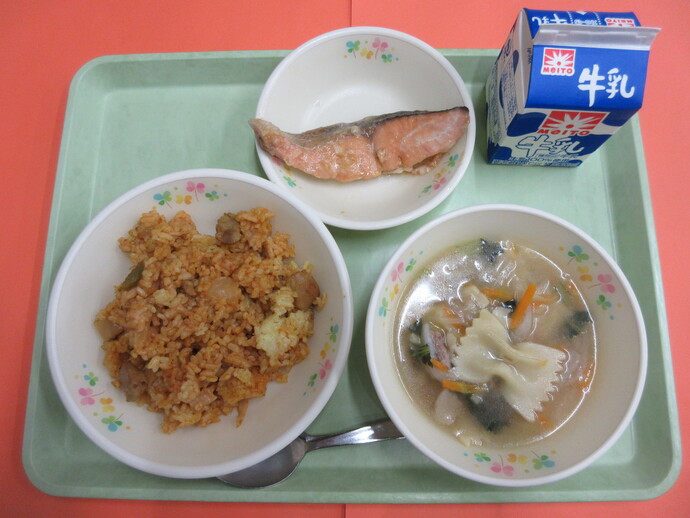 7月17日　ジャンバラヤ パスタスープ 鮭ムニエルレモン醤油 牛乳
