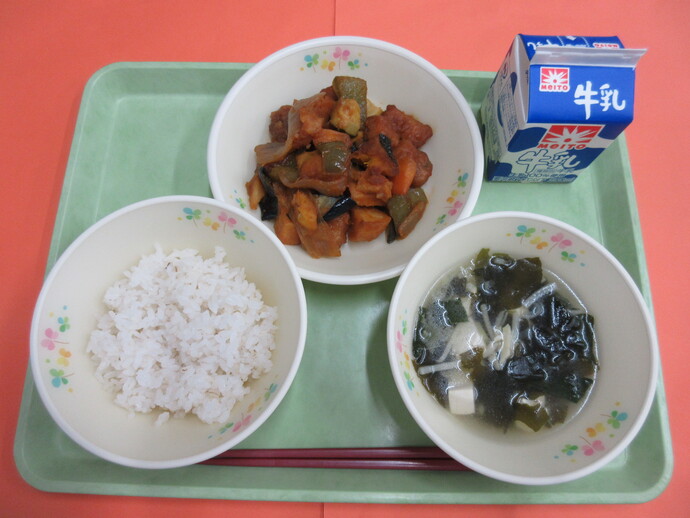 7月21日 ご飯 わかめスープ 夏野菜の酢豚 牛乳