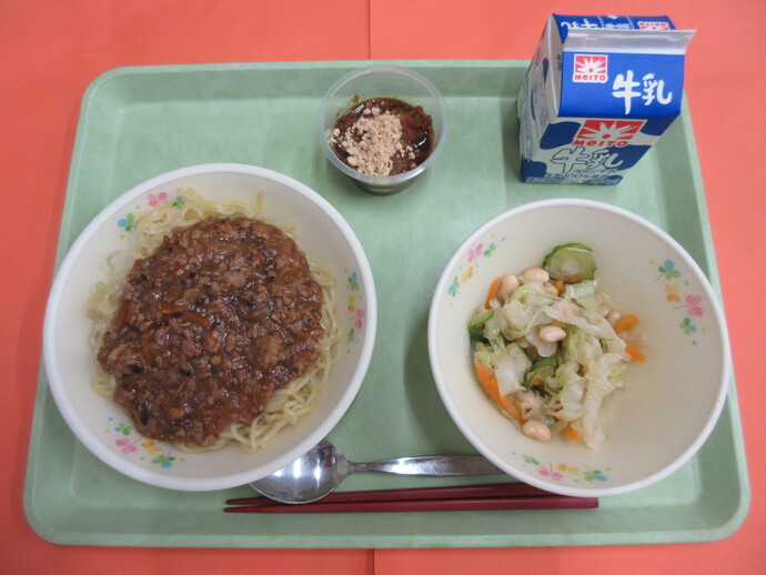 7月22日 ジャージャー麺 ビーンズサラダ 冷やし白玉　黒みつきなこ 牛乳