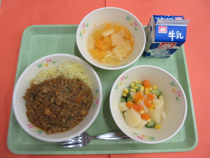 7月23日 ドライカレー マセドアンサラダ フルーツポンチ（サイダー） 牛乳