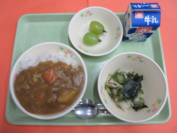 9月2日の給食 カレーライス 海藻サラダ シャインマスカット 牛乳