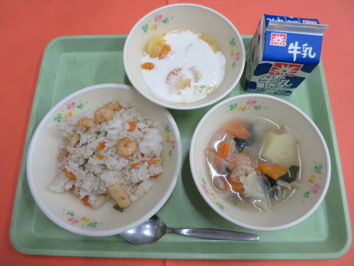 9月3日の給食 シーフードピラフ 野菜スープ フルーツヨーグルトがけ 牛乳