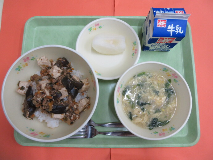 9月4日の給食 麻婆なす丼 中華コーンスープ 梨 牛乳