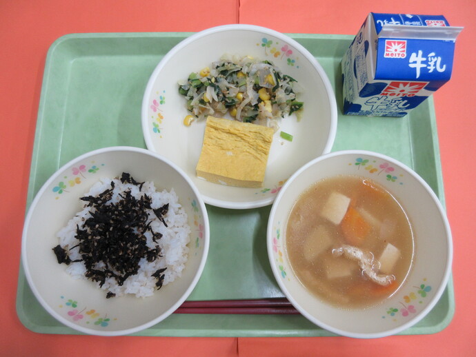 9月7日の給食 ご飯 手作りひじきふりかけ 五目みそ汁 たまご焼き こんにゃくあえ 牛乳