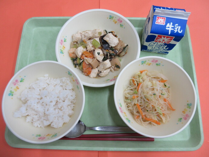 ご飯 八珍豆腐 バンウースー 牛乳